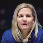 　記者会見するＩＯＣのコベントリー会長＝１日、イタリア・ミラノ（共同）