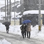 　積雪した福井市内を歩く人たち＝１月