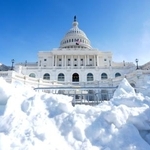 　政府閉鎖２日目の米議会と雪の山＝１日、ワシントン（ロイター＝共同）