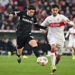 　シュツットガルト戦で競り合うフライブルクの鈴木唯（左）＝シュツットガルト（共同）