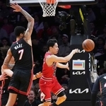 　ヒート戦でパスを出すブルズの河村＝マイアミ（ＡＰ＝共同）