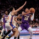 　ニックス戦でプレーするレーカーズの八村（右）＝ニューヨーク（イマジンイメージズ・ロイター＝共同）