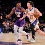 　ニックス戦でディフェンスするレーカーズの八村塁（左）＝１日、ニューヨーク（イマジンイメージズ・ロイター＝共同）