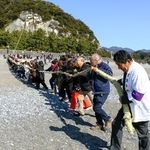 　三重県熊野市の世界遺産・花窟神社で営まれた「お綱かけ神事」＝２日午前