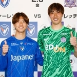 　Ｊリーグ「百年構想リーグ」開幕イベントで写真に納まる長崎・長谷川（左）と広島・大迫＝２日、ＭＵＦＧスタジアム