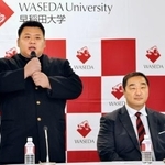 　記者会見する川副楓馬。右は師匠の安治川親方＝２日、東京都新宿区の早大