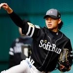 　ブルペンで投球練習するソフトバンク・徐若熙＝宮崎