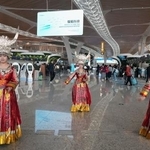 　広州の空港で行われた春節のイベント＝２日（ロイター＝共同）