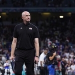 　２０２４年７月、パリ五輪でフランスに敗れ、引き揚げるトム・ホーバス監督（共同）