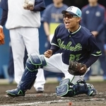 　守備練習するヤクルト・中村悠＝浦添