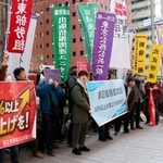 　経団連会館前で、シュプレヒコールを上げる「非正規春闘」参加の組合員ら＝２日午前、東京都千代田区