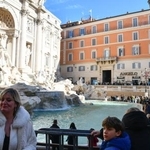 　２日、観光客への入場料が導入されたトレビの泉＝ローマ（共同）