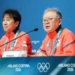 　記者会見する日本選手団の伊東秀仁団長（右）と原田雅彦副団長＝２日、イタリア・ミラノ（共同）