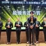 　日本体操協会の祝勝会であいさつする男子の橋本大輝（手前）と新体操代表メンバー＝２日、東京都内