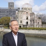 　原爆ドーム（後方右）と秋葉忠利・前広島市長＝２０２０年２月、広島市の平和記念公園