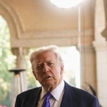 　１日、米南部フロリダ州の私邸に着いたトランプ大統領（ロイター＝共同）