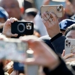 　街頭演説会場でスマートフォンを向ける人たち＝２日午前、岡山県内