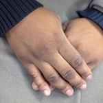 　取材に応じるナイジェリア出身のエマさん（仮名）＝１月２３日