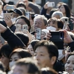 　街頭演説会場でスマートフォンを向ける人たち＝２日、岡山県内