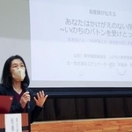 　包括的性教育の授業をする助産師の板橋知子さん＝２０２５年１２月、東京都内