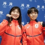 　イタリア・ミラノのマルペンサ空港に到着した坂本花織（左）と鍵山優真＝１月２９日