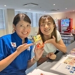 　フィギュアスケート女子の坂本花織（右）の食生活をサポートした味の素の高柴瑠衣さん＝２０２５年７月（同社提供）