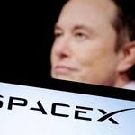 　スペースＸのロゴとイーロン・マスク氏＝２０２２年１２月（ロイター＝共同）