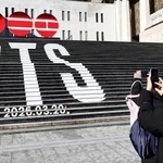 　ソウル中心部の光化門広場周辺でＢＴＳの広告を撮影する観光客＝１月（聯合＝共同）