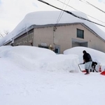　建物の周囲を除雪する人たち＝２日午後、青森市