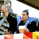 　豊川稲荷東京別院で節分の豆まきに参加した安青錦＝３日、東京都港区