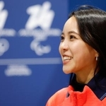 　イタリア・ミラノのマルペンサ空港に到着し取材に応じる高梨沙羅＝２日（共同）