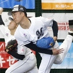 　ブルペンで投げ込むロッテ・石垣元＝都城