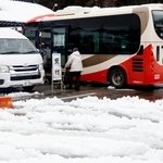 　石川県珠洲市で実施された「移動期日前投票所」のバス＝３日午後