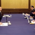 　会談する日本商工会議所の小林健会頭（左端）と連合の芳野友子会長（右端）＝３日午後、東京都内