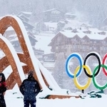 　ミラノ・コルティナ冬季五輪のスノーボード競技などが行われるリビーニョ・スノーパーク近くに設置された五輪マーク＝３日、イタリア・リビーニョ（共同）