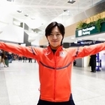 　イタリア・ミラノのマルペンサ空港に到着しポーズをとる、フィギュアスケートの三浦佳生＝３日（共同）