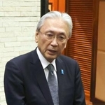 　記者団の取材に応じる自民党の古屋圭司選対委員長＝３日午後、福井県敦賀市