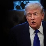 　２日、米ホワイトハウスの執務室で語るトランプ大統領（ロイター＝共同）