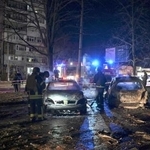 　３日、ウクライナ南部ザポリージャ州で、ロシア軍の攻撃で破壊された車両のそばで活動する消防隊員ら（ロイター＝共同）