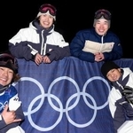 　調整を終え、写真に納まるスノーボード男子ビッグエアの（右上から時計回りに）木村葵来、木俣椋真、長谷川帝勝、荻原大翔＝リビーニョ（共同）