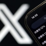 　Ｘ（旧ツイッター）の検索画面（手前）とロゴマーク