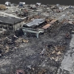 　東日本大震災で津波火災の被害を受けた岩手県山田町のＪＲ陸中山田駅（中央）周辺の３Ｄ画像から。道路の黒く焦げて見える部分が火の通り道になっていたとみられる。２０１１年３月２３日に撮影した航空写真を基に、共同通信が一橋大の谷田川達也准教授と協力して作成した