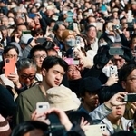 　候補者の街頭演説に集まった人たち＝４日午後、岡山県内