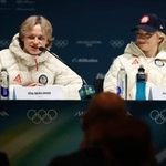 　記者会見するフィギュアスケート米国代表のイリア・マリニン（左）とアンバー・グレン＝４日、イタリア・ミラノ（共同）