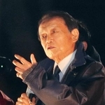 　街頭演説する自民党の麻生副総裁＝４日午後、奈良市