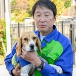 　ハンドラーと探知犬「エル」＝２０２５年１１月、川崎市