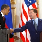 　新ＳＴＡＲＴ調印後の記者会見で握手を交わすオバマ米大統領（左）とロシアのメドベージェフ大統領＝２０１０年４月８日、プラハ（ＡＰ＝共同）
