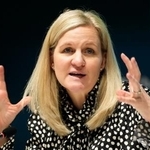 　記者会見するＩＯＣのコベントリー会長＝４日、イタリア・ミラノ（共同）