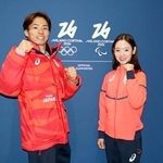 　イタリア・ミラノのマルペンサ空港に到着したフィギュアスケートペアの長岡柚奈（右）、森口澄士組＝４日（共同）