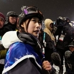 　練習を終え取材に応じるスノーボード女子ビッグエアの村瀬心椛（手前）＝リビーニョ（共同）
